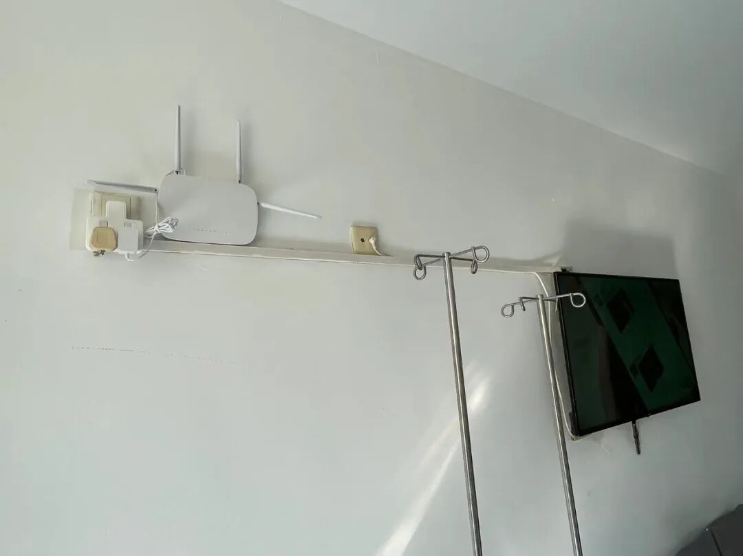 Pasarela Bluetooth y pantalla de pared en la habitación de un paciente del Hospital 306 de Pekín