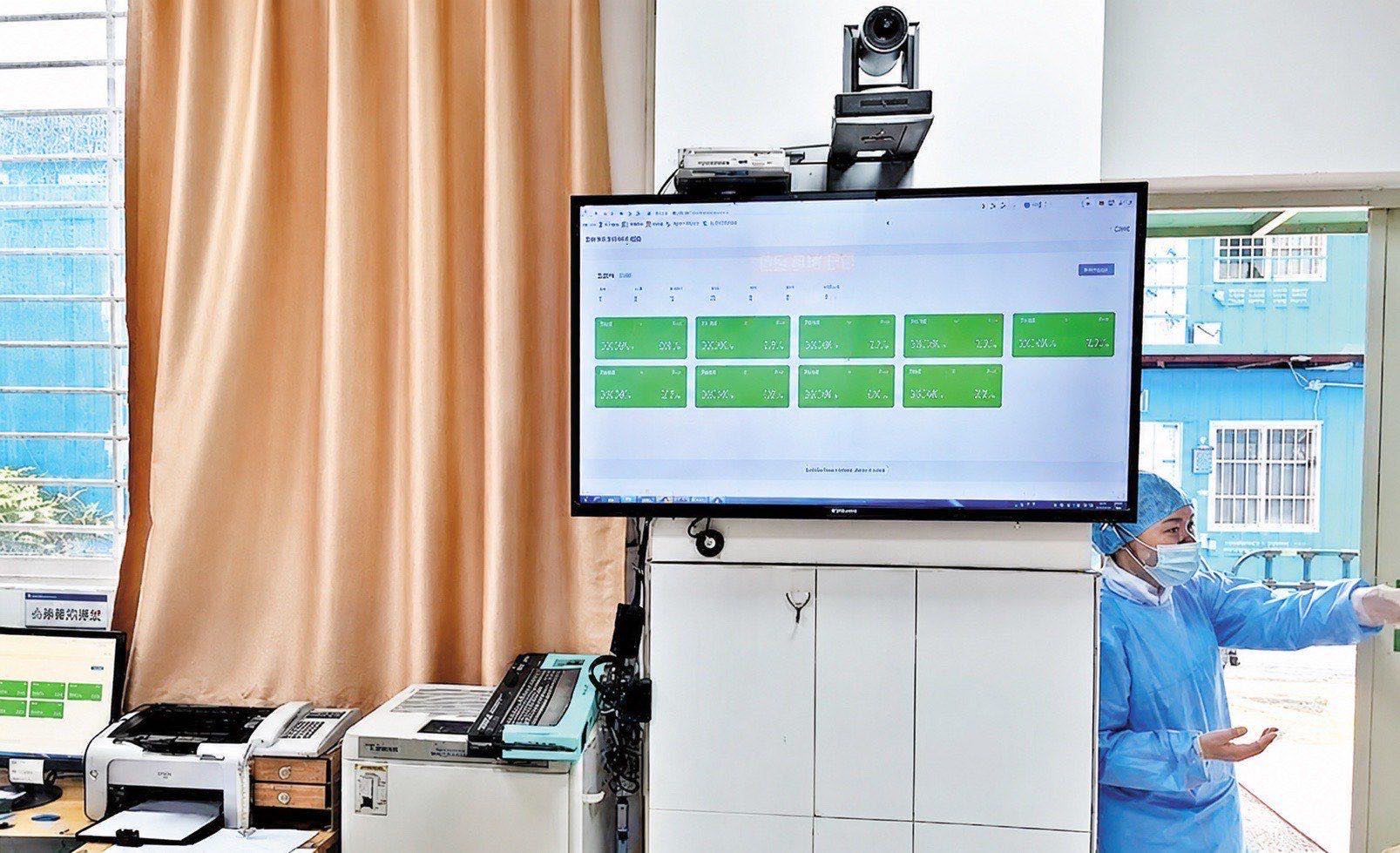 Nursing station screen showing the OnCorva ward temperature monitoring dashboard at Longhua Central Hospital